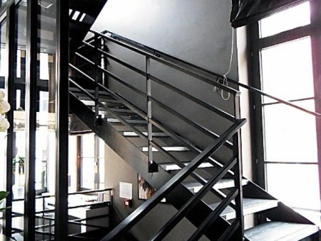 Escalier à limons latéraux en acier laqué/bois teinté