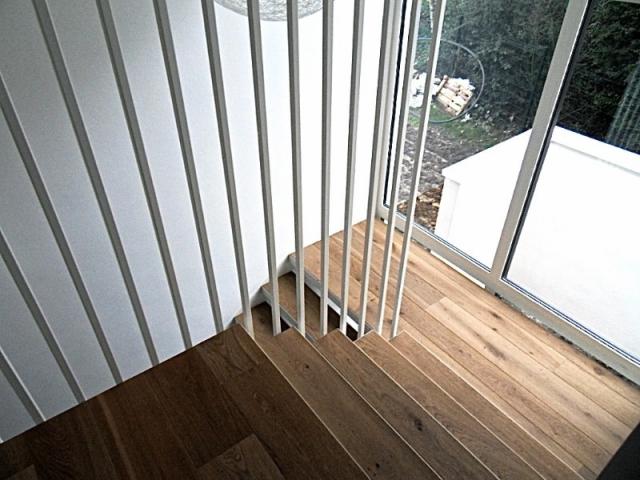 Escalier suspendu acier laqué/bois