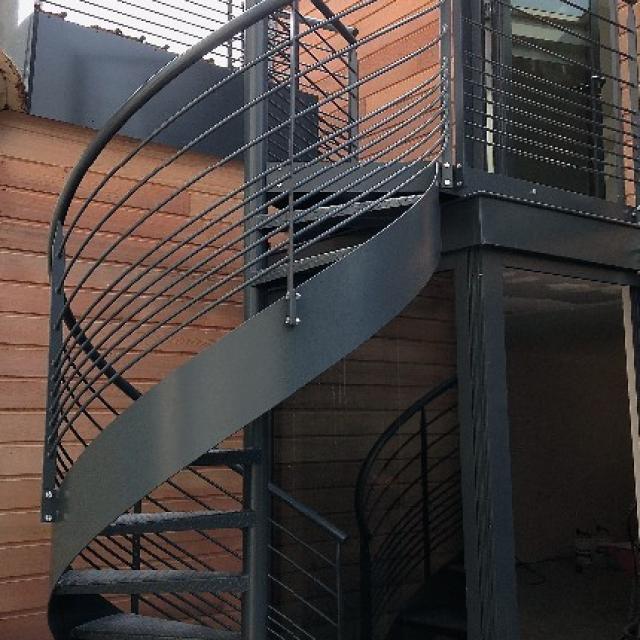 Escalier hélicoidal en acier laqué