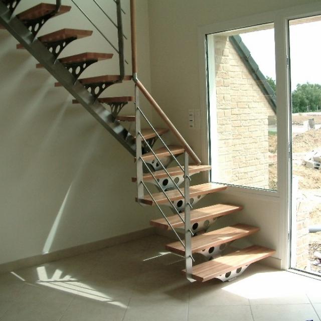 Escalier à limon central en inox/bois