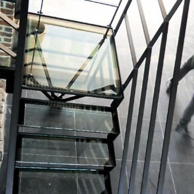 Escalier crémaillère en acier laqué/verre