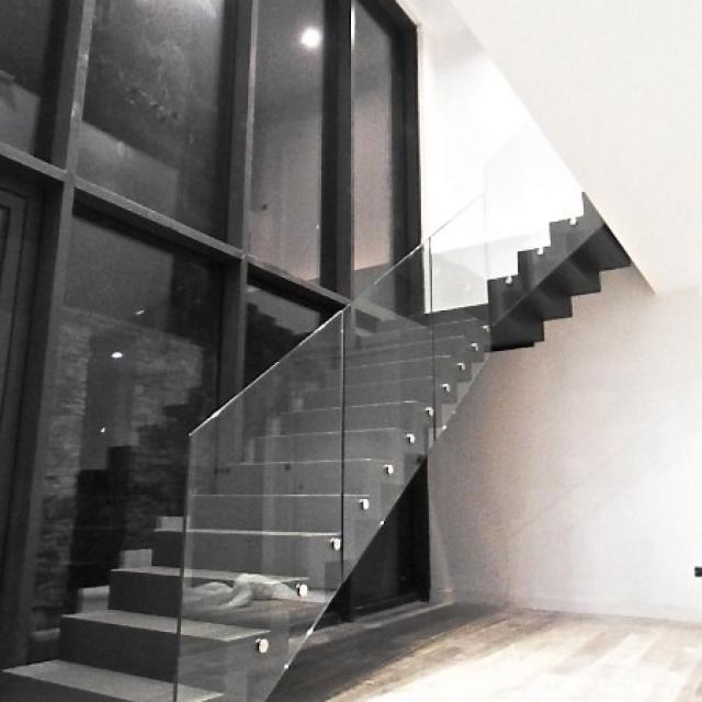 Escalier crémaillère en acier laqué/verre
